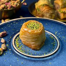 باقلوا با مغز گردو و نارگيل فرح بخش 300 گرمي